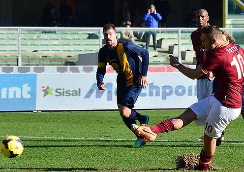 Totti ghi bàn, Roma thu hẹp khoảng cách với Juve
