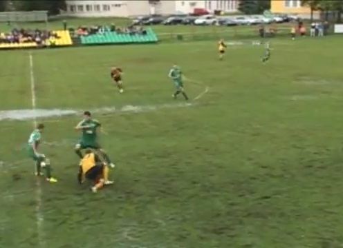 Video bóng đá: Trận đấu bóng dưới mặt sân đầy nước