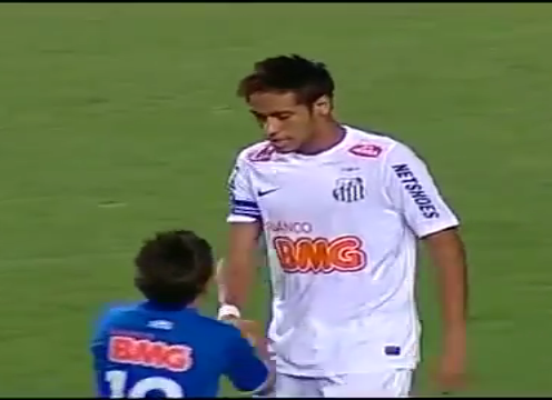 Video bóng đá: Fan nhí lao vào sân để xin chữ ký của Neymar