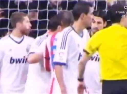 Video bóng đá: Sergio Ramos rình rình nhổ trộm vào mặt Diego Costa