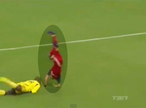 Video bóng đá: Tình huống thủ môn vào bóng bạo lực nhất trong lịch sử