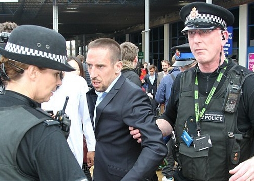 Ribery bị cảnh sát bắt khi đến Manchester?