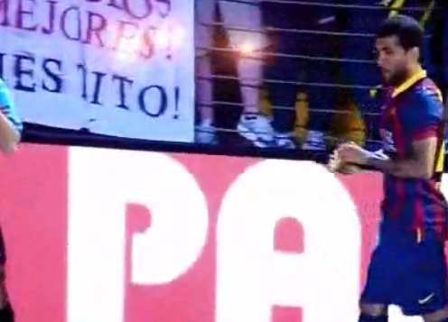 Dani Alves nhặt chuối ăn ngon lành khi bị CĐV Villarreal ném