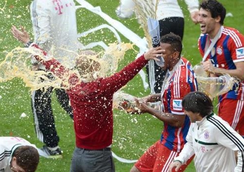 Bayern Munich ăn mừng Đĩa bạc Bundesliga, Pep Guardiola lần đầu tắm bia