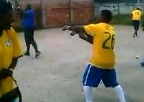 Bắn súng AK ăn mừng bàn thắng ở Brazil