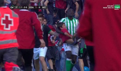 Khán đài sụp đổ, cầu thủ Betis dũng cảm lao vào cứu fan