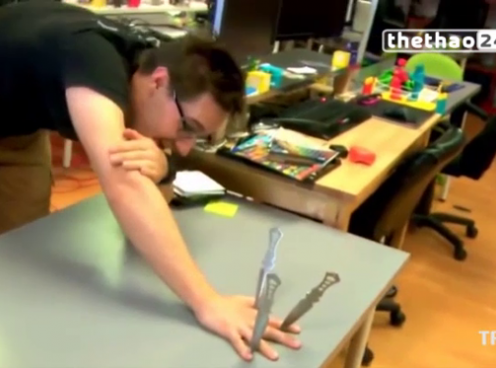VIDEO: Màn chơi dao thót tim đầy nghệ thuật