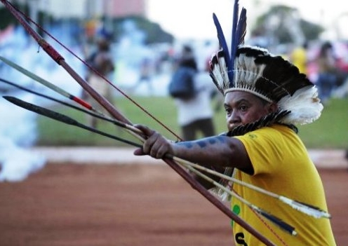 Thổ dân da đỏ bắn cung tên phản đối World Cup 2014