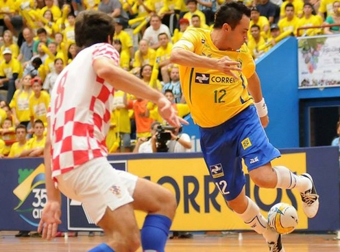 Video siêu sao Futsal Falcao tái hiện pha gắp bóng ghi bàn huyền thoại