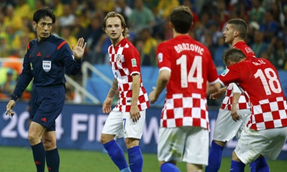 Ấm ức vì bị xử ép, CĐV Croatia chế ảnh TT Nishimura là fan của Brazil