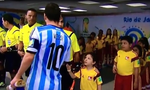 Trước chiến thắng, Messi 'hắt hủi' fan nhí