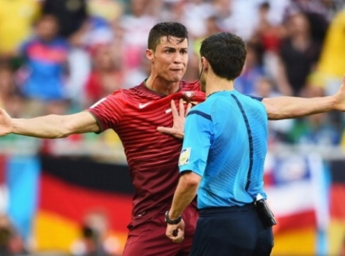 Video World Cup: Ronaldo phản ứng quyết liệt với trọng tài, đòi penalty cho tuyển Bồ Đào Nha