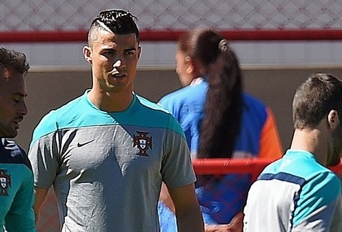 Ronaldo lại trưng kiểu tóc mới trước loạt trận 'sinh tử'