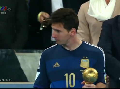 VIDEO: Messi buồn bã nhận Quả bóng vàng World Cup 2014