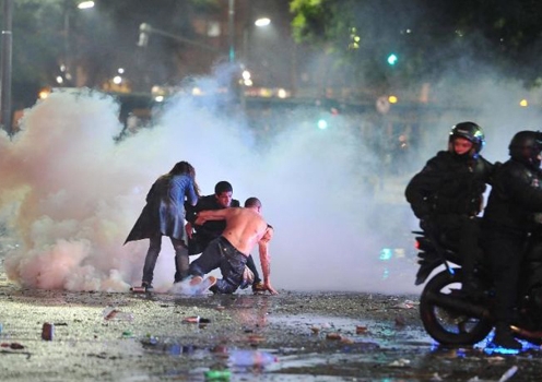 VIDEO: CĐV gây bạo loạn ở thủ đô Argentina sau trận chung kết World Cup