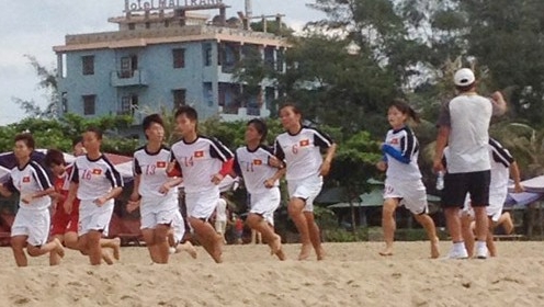 ĐT U19 nữ Quốc gia rèn thể lực tại bãi biển Sầm Sơn – Thanh Hóa