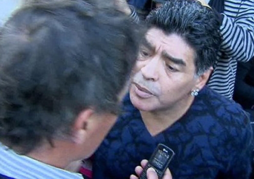 Maradona lại dính scandal chửi rủa và tát vào mặt phóng viên