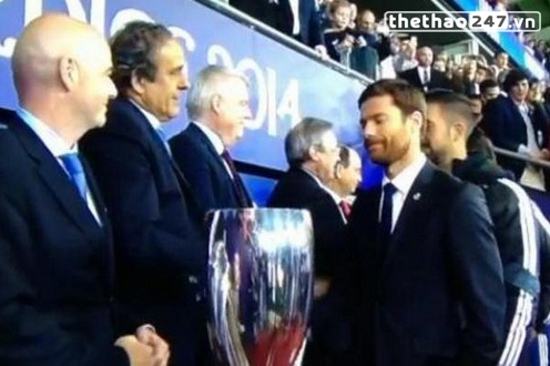 Chủ tịch UEFA bối rối trước Ronaldo, bị Alonso từ chối bắt tay