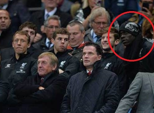 VIDEO: Bất chấp trời mưa Balotelli vẫn đến sân Etihad cổ vũ cho Liverpool