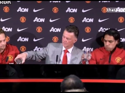 VIDEO: Van Gaal 'đon đả' rót nước mời Daley và Falcao trước cuộc họp báo