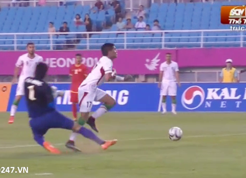 VIDEO: Pha vào bóng kinh hoàng của thủ môn Bửu Ngọc với cầu thủ Iran (Asiad 17)
