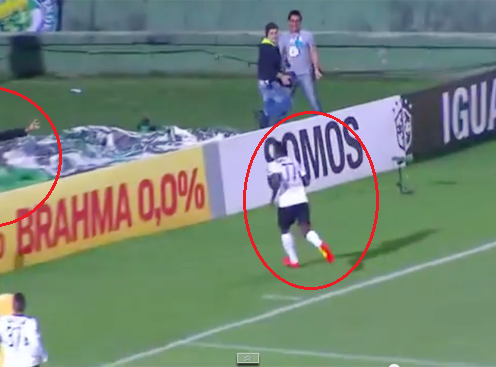 Video hài hước: Cầu thủ rơi xuống hố khi ăn mừng bàn thắng