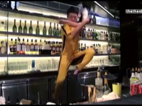 VIDEO: Truyền nhân Bruce Lee múa võ theo phong cách bartender