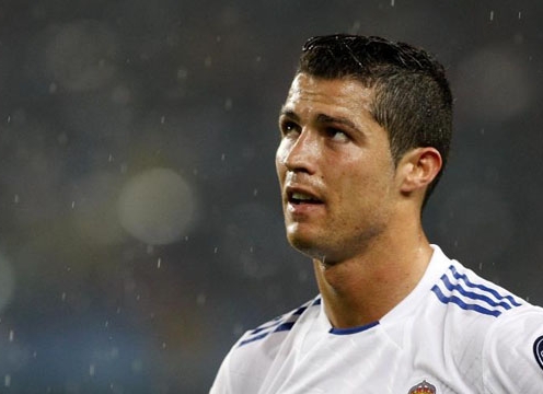 VIDEO: Sự khác biệt giữa Ronaldo và cầu thủ fairplay khi ngã trong vòng cấm