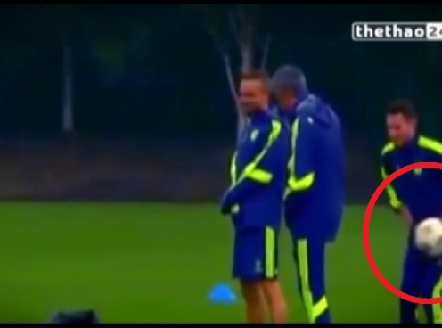VIDEO: Jose Mourinho lại gây cười khi đá bóng vào đúng ''chỗ hiểm''