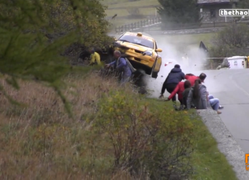 VIDEO: Đám đông thoát chết thần kỳ sau tai nạn kinh hoàng của xe đua