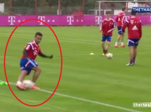 VIDEO: Sao trẻ Bayern khiến đồng đội 'lác mắt' với màn diễn xiếc với bóng