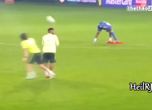 VIDEO: Filipe Luis dùng tuyệt chiêu gắp bóng qua đầu Neymar