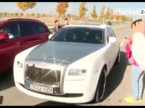 VIDEO: Fan phát cuồng vì siêu xe Rolls Royce Ghost của Ronaldo