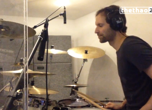 VIDEO: Petr Cech lại gây sốt với bản drum cover Best of You của Foo Fighter