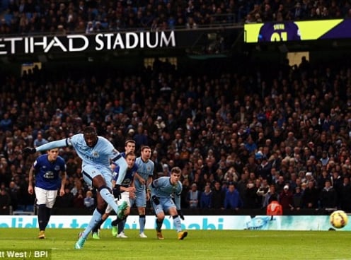 VIDEO: Cú penalty gây tranh cãi mà ManCity được hưởng trước Everton