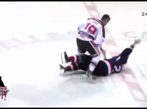 VIDEO: Màn đấu võ hài hước trên sân băng hockey