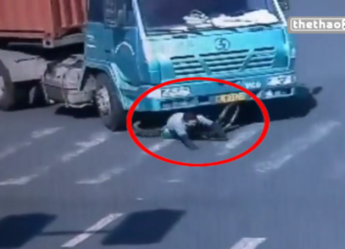 VIDEO: Thoát chết thần kỳ khi xe đạp bị cuốn vào gầm xe container