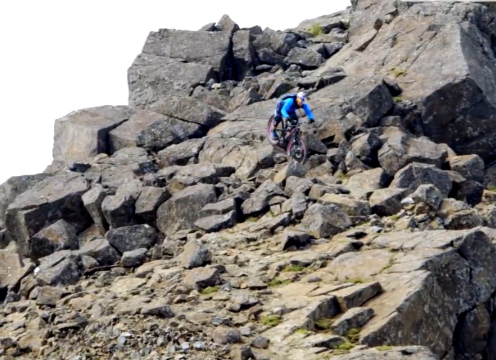 VIDEO: Màn đi xe đạp vượt núi đầy hiểm trở của tay tái người Scotland