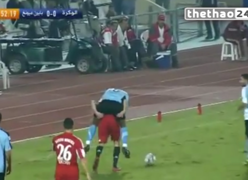 VIDEO: Bị kèm sát, Ribery cõng luôn cầu thủ đối phương chạy theo bóng