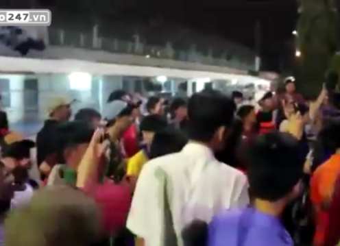 VIDEO: Các cầu thủ HAGL bị các fan vây kín dù thua trận