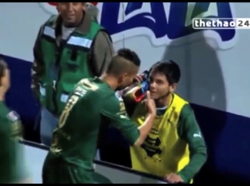 VIDEO: Ăn mừng bàn thắng cực dị, cầu thủ rút giày gọi điện thoại cho người thân