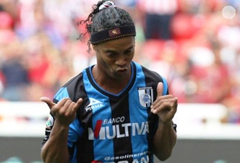 HLV trách Ronaldinho lười chạy