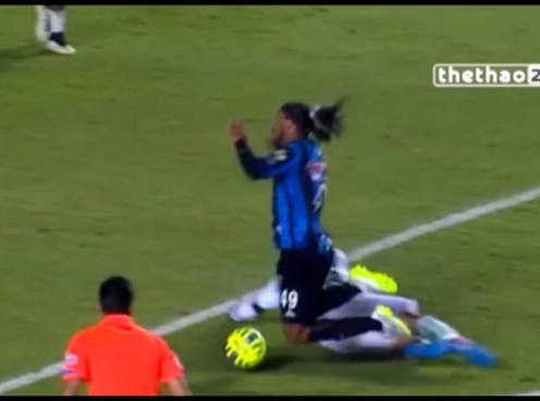 VIDEO: Ronaldinho ăn vạ thô thiển rồi nhận ngay thẻ vàng