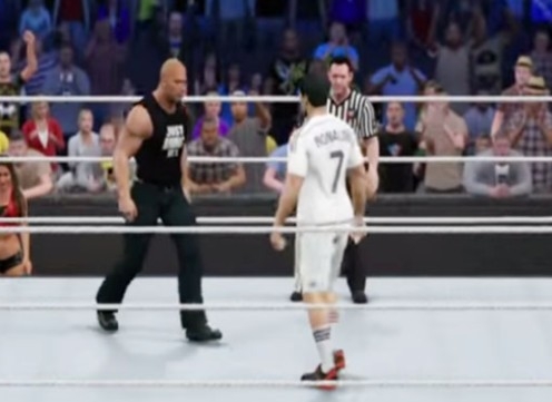 VIDEO: Hài hước màn đại chiến giữa Ronaldo và Dwayne Johnson trên võ đài WWE