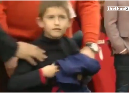 VIDEO: Fan nhí trốn ông xuống sân để gặp và xin áo của thần tượng Suarez
