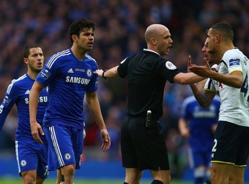 VIDEO: Diego Costa liên tục giở ''thói côn đồ'' trong trận gặp Tottenham