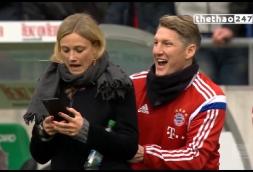 VIDEO: Schweinsteiger cả gan 'chọc chạch' với sếp nữ của Bayern