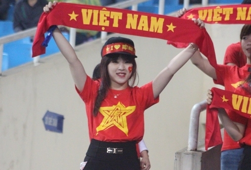 Fan nữ xinh đẹp đội mưa đến sân tiếp sức cho ĐT U23 Việt Nam
