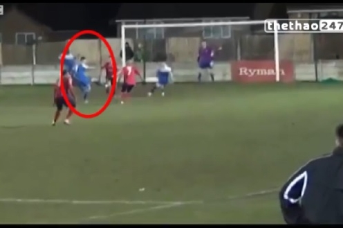 VIDEO: 'Siêu HLV' vào sân ghi bàn và cản phá penalty