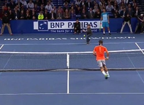 VIDEO: Cú lốp bóng khiến Federer chỉ biết đứng nhìn của tay vợt nhí